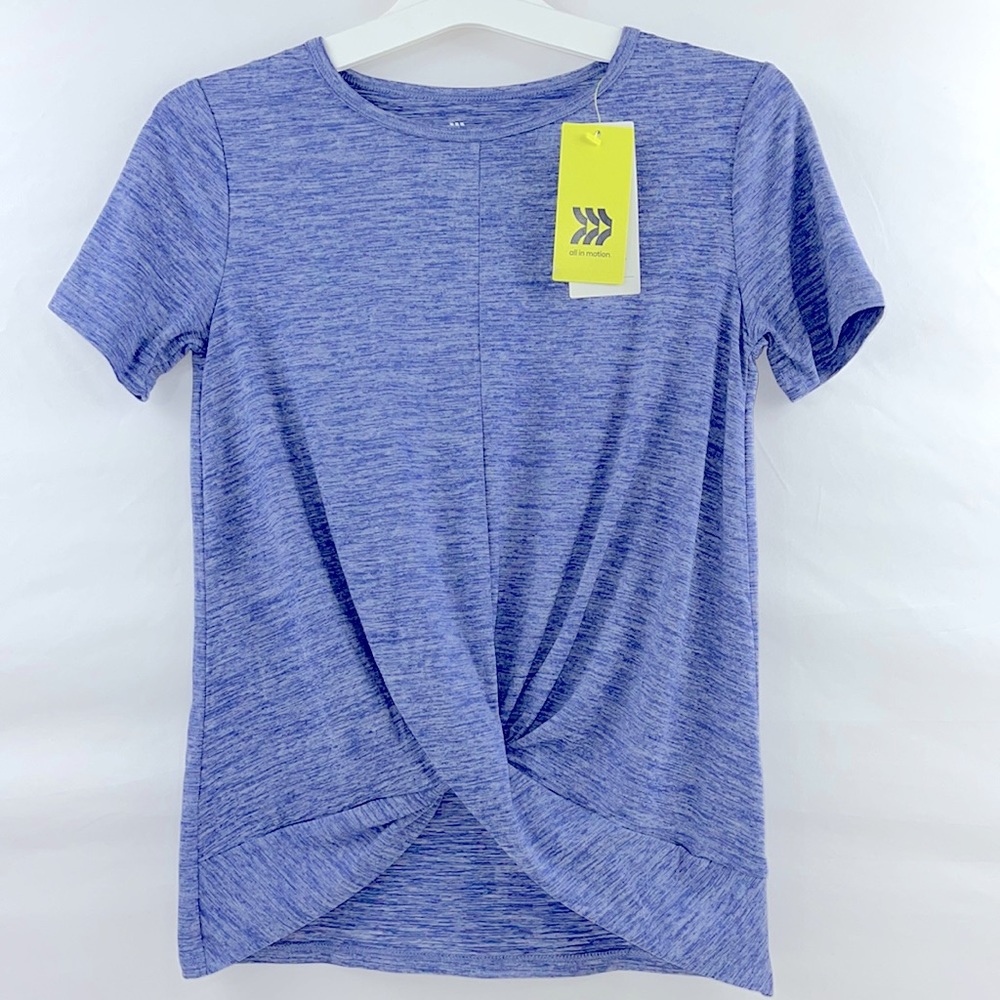 Camiseta azul con nudo delante